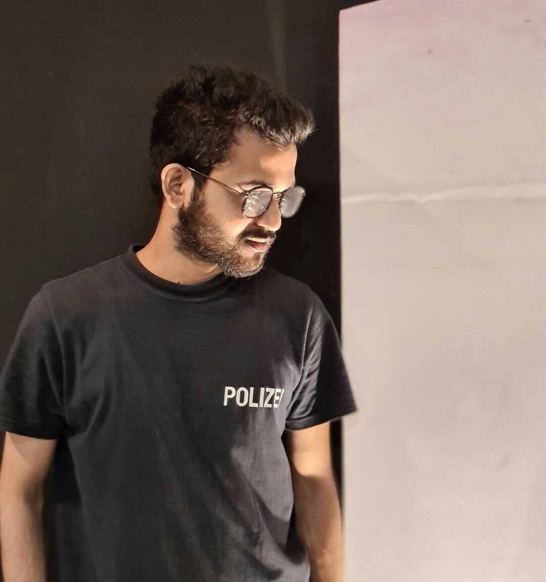 Portrait professionnel d'une journaliste en studio