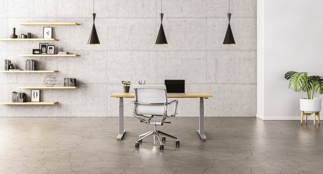 Salle de rédaction moderne et lumineuse